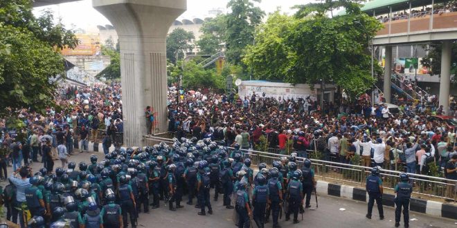 পুলিশি বাধা উপেক্ষা করে শাহবাগে কোটাবিরোধীরা, মধুর ক্যান্টিনে ছাত্রলীগ