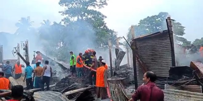 লক্ষ্মীপুরের মজুচৌধুরী হাটের অগ্নিকাণ্ডে ব্যাপক ক্ষয়ক্ষতি