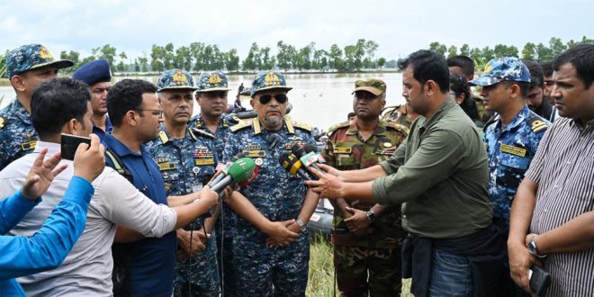 বন্যা কবলিত ফেনী জেলা পরিদর্শন করলেন নৌবাহিনী প্রধান