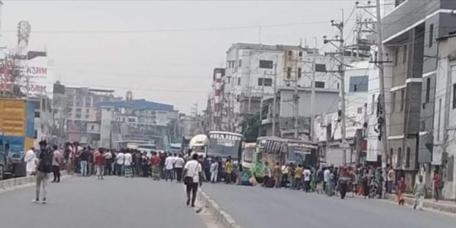 গাজীপুরে টিএনজেড গ্ৰুপের বকেয়া বেতনের দাবিতে শ্রমিকদের মহাসড়ক অবরোধ