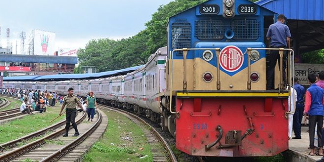 ১২ ঘণ্টা পর ঢাকা থেকে ট্রেন চলাচল শুরু, শিডিউল বিপর্যয়ে ভোগান্তি