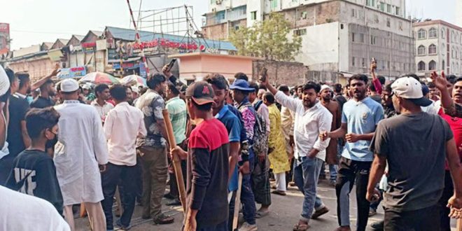 জুরাইনে পুলিশের সঙ্গে অটোরিকশাচালকদের সংঘর্ষ, রেললাইন অবরোধ