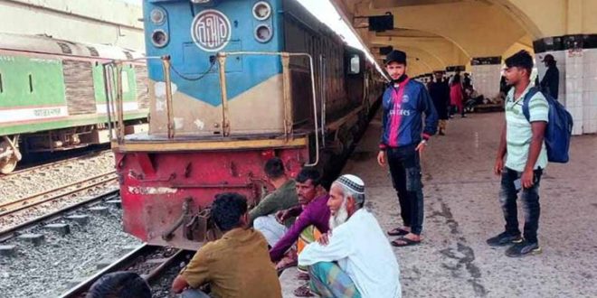 জাতীয়  পাঁচ শতাধিক যাত্রী রেখে পালালেন ট্রেনচালক