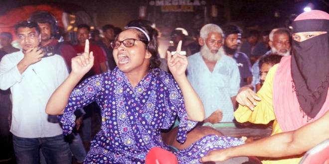 ”নিহত কুদ্দুস মিয়া মরদেহ, স্বজনরা রাস্তায় বিক্ষোভ করে। ছবি সংগৃহীত”